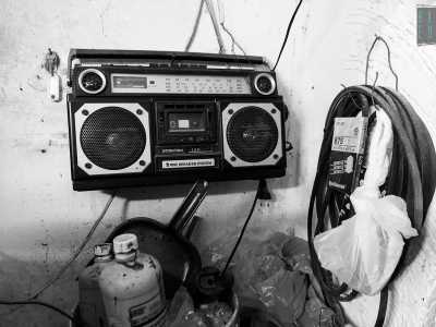 Il tutto mentre uno stereo vetusto appeso su un muro trasmette "Io vagabondo", il successo dei Nomadi inciso nel 1972